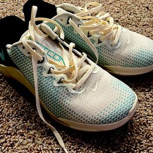 Womens nike shoes like new